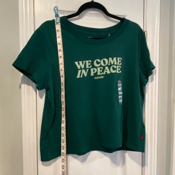 NWT Levi’s Size XL We Come In Peace Green Cotton Cropped Short Sleeve Tee Shirt - Picture 10 of 10